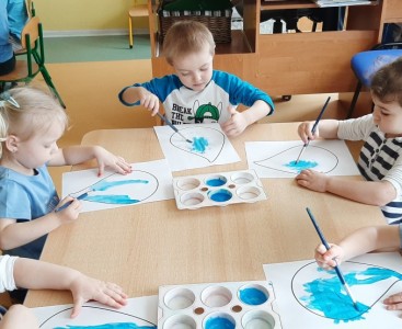 Dzieci z grupy Motylki malują kroplę wody.  - powiększ
