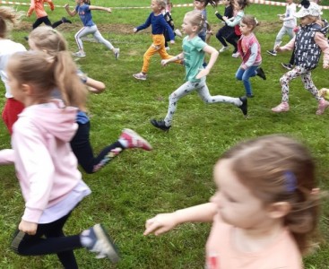 Na zdjęciu znajdują się dzieci biorące udział w  Biegu Strzelca - powiększ