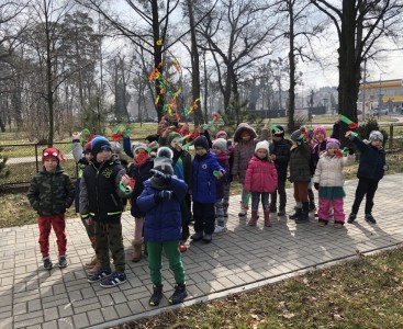 Na zdjęciu są dzieci z grupy Biedronki, które żegnały zimę, a witały wiosnę.  - powiększ