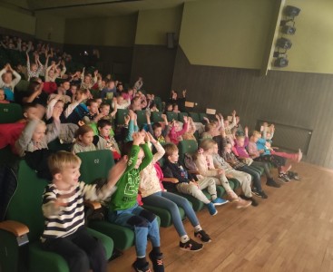 Dzieci patrzą na przedstawienie - powiększ