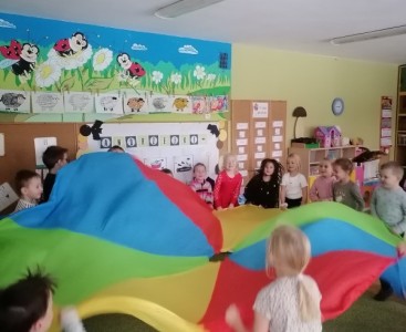 IV Biedronki - zabawy przy muzyce oraz z chustą  - powiększ