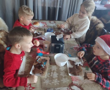 Pszczółki - ozdabianie i kosztowanie zrobionych pierniczków - powiększ