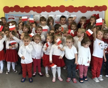 Wszystkie grupy przedszkolne w przedszkolu podczas Święta Niepodległości. - powiększ