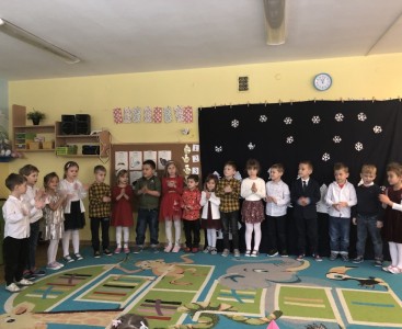 Śpiewanie kolęd w starszych grupach przedszkolnych - powiększ