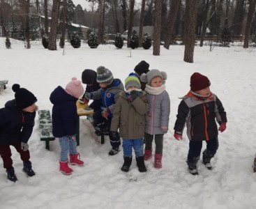 Zimowe zabawy przedszkolaków na świeżym powietrzu.  - powiększ