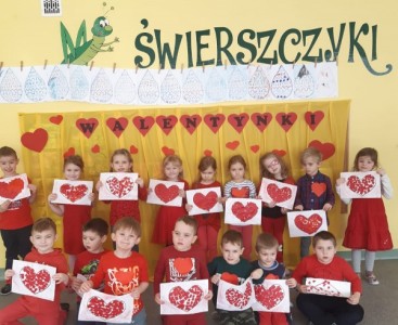 Dzieci z grupy Świerszcze z pracami Walentynkowymi - 'Serce'.  - powiększ
