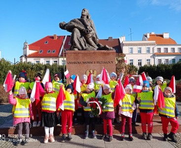Grupa Biedronki pod pomnikiem 'Ofiarom Wojen i Przemocy' - powiększ