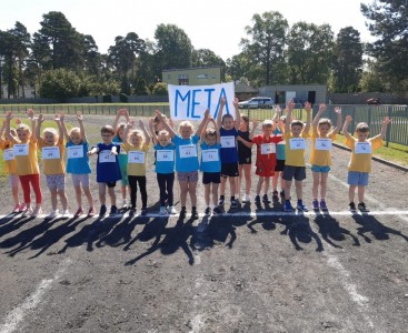 Na zdjęciu znajdują się dzieci z naszego przedszkola. Dzieci biorą udział w Ogólnopolskim Maratonie Przedszkolaków.  - powiększ