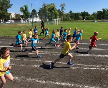 Na zdjęciu znajdują się dzieci z naszego przedszkola. Dzieci biorą udział w Ogólnopolskim Maratonie Przedszkolaków.  - powiększ