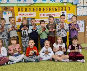 Dzieci z grupy Biedronki pokazują swoje stworzone misie    - powiększ