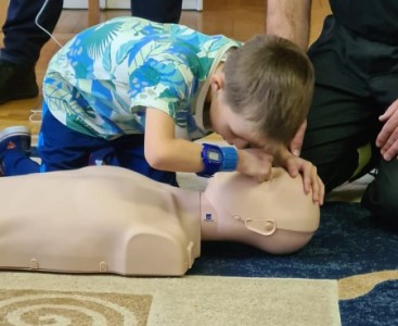 Przedszkolaki ćwiczą na manekinie udzielania resuscytacji krążeniowo oddechowej - powiększ