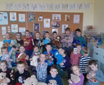 Dzieci z grupy Mrówek zaprezentowały swoje ulubione Misie przyniesione do przedszkola  - powiększ