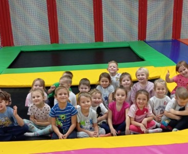 Przedszkolaki z gr Pszczółek na trampolinach - powiększ