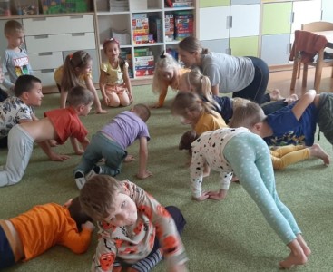 Gr Mrówek podczas zajęć z Jogi - powiększ