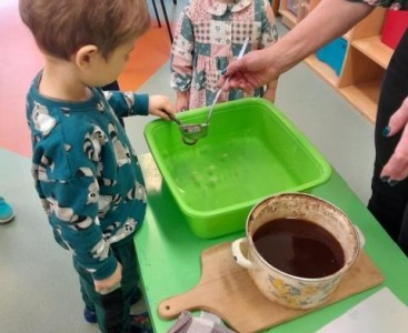 I Świerszczyki - wróżba lanie woskiem  - powiększ