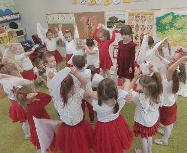 Zabawy taneczne w sali Pszczółek - powiększ