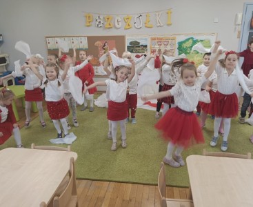 Zabawy taneczne w sali Pszczółek - powiększ