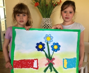 Na zdjęciu znajdują się dzieci z plakatem konkursowym 'Niezapominajka dla Ukrainy'.
Od lewej: Emilia Piskoń, Hanna Szczakiel - powiększ